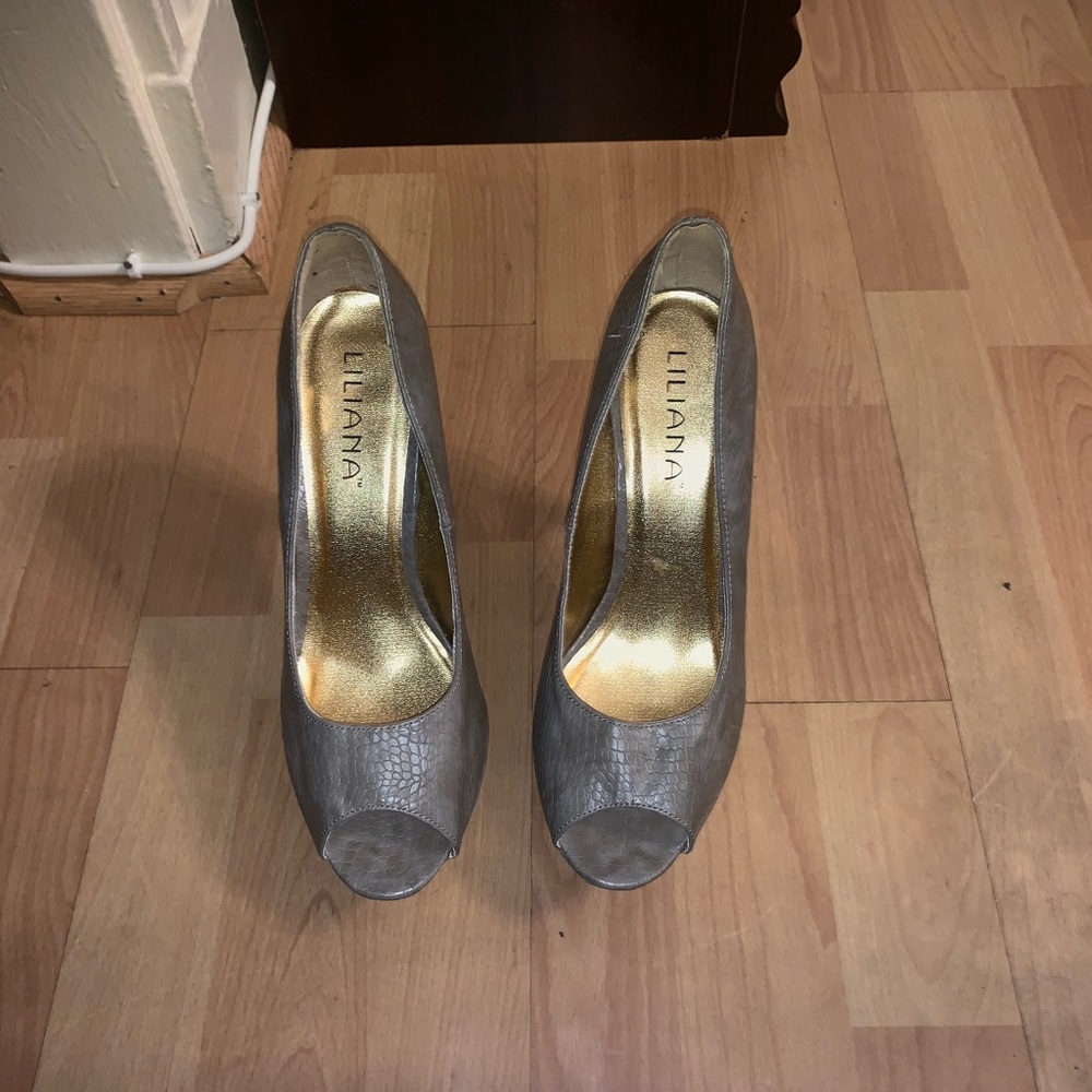 Liliana grey snake skin pumps